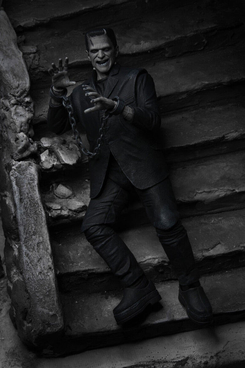 Frankenstein's Monster Universal Monsters Actionfigur Ultimate (Black &amp; White) 18 cm